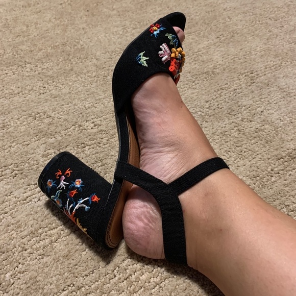 NWOT Beaded Rampage sandals - Picture 6 of 10